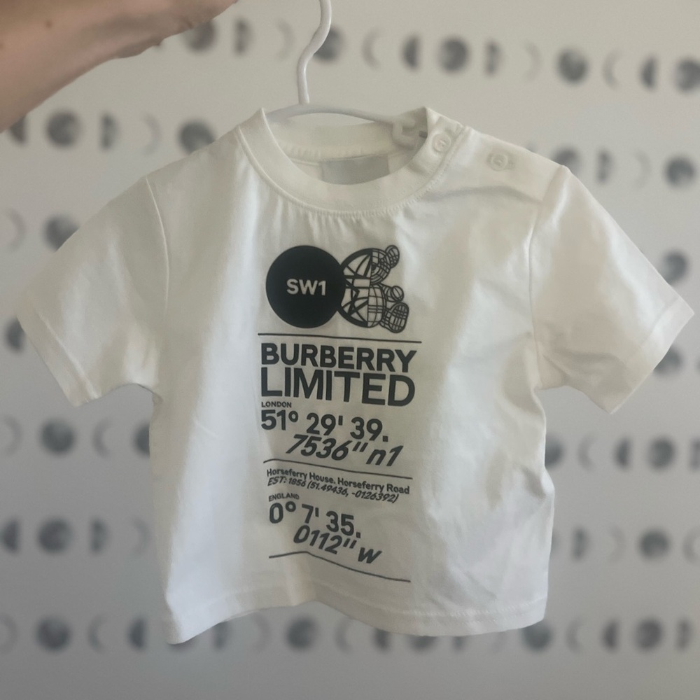 🆕 Burberry White Kids Graphic Tee - Picture 2 of 4